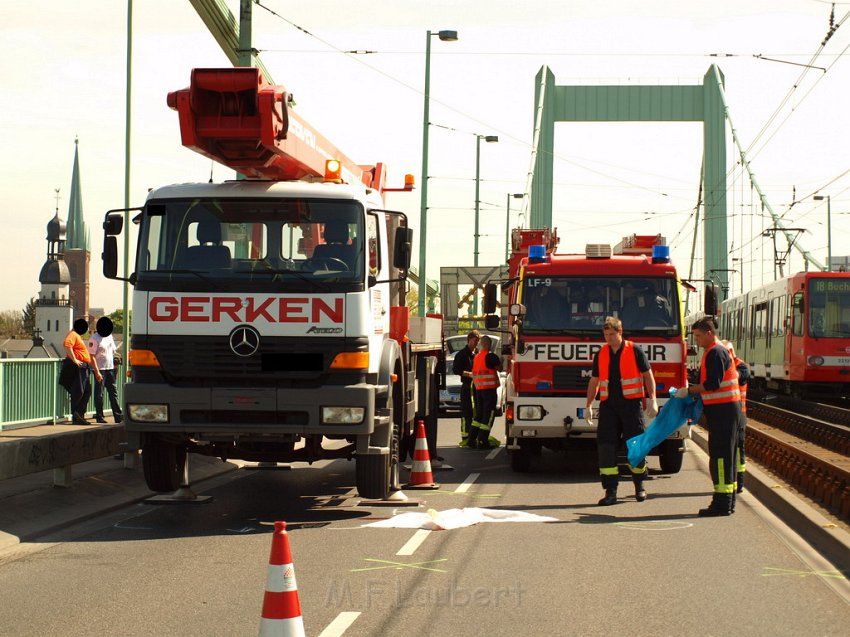 Arbeiter abgestuerzt vom PKW ueberfahren Koeln Muelheim Muelheimer Bruecke P66.JPG